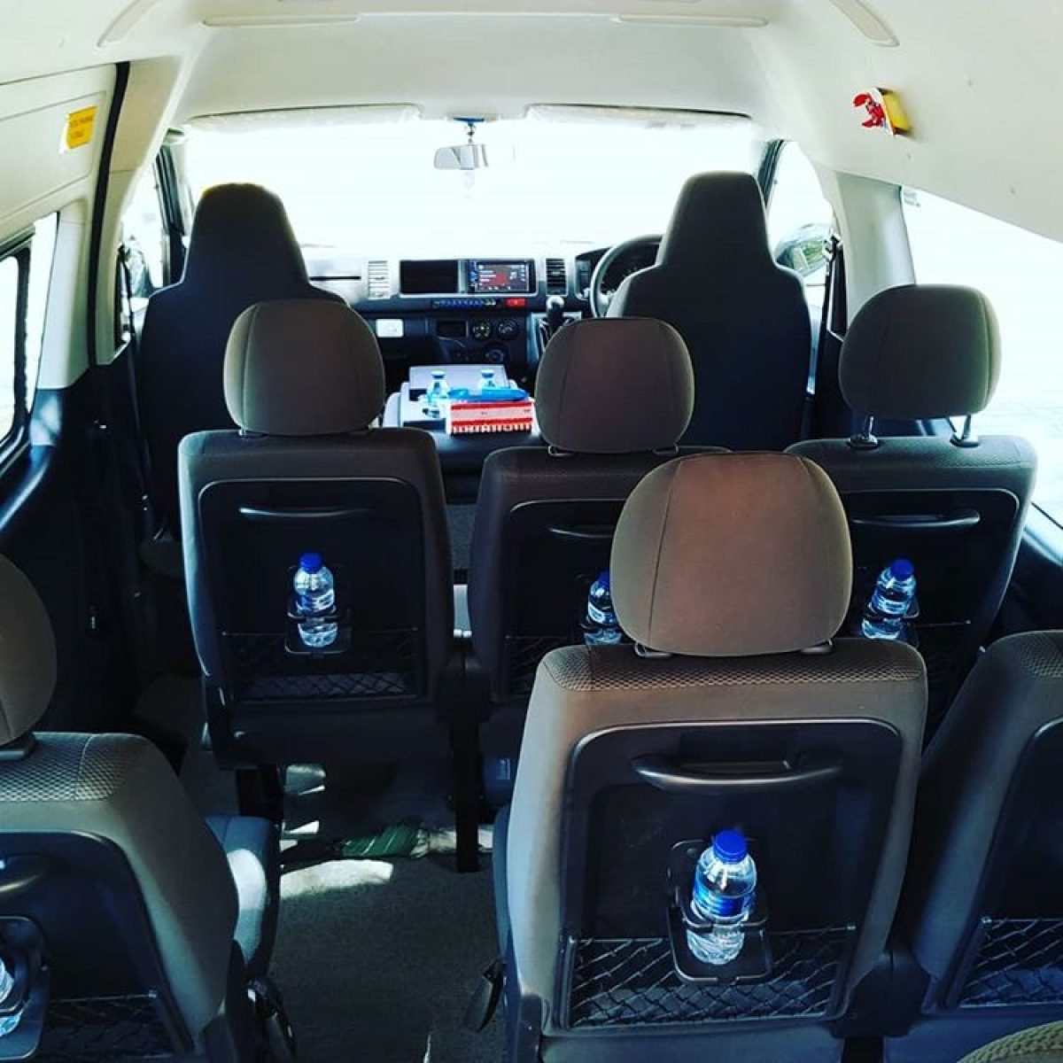 Ilustrasi-Kapasitas-Penumpang-Hiace-sumber-ig-alfa_travel_lombok